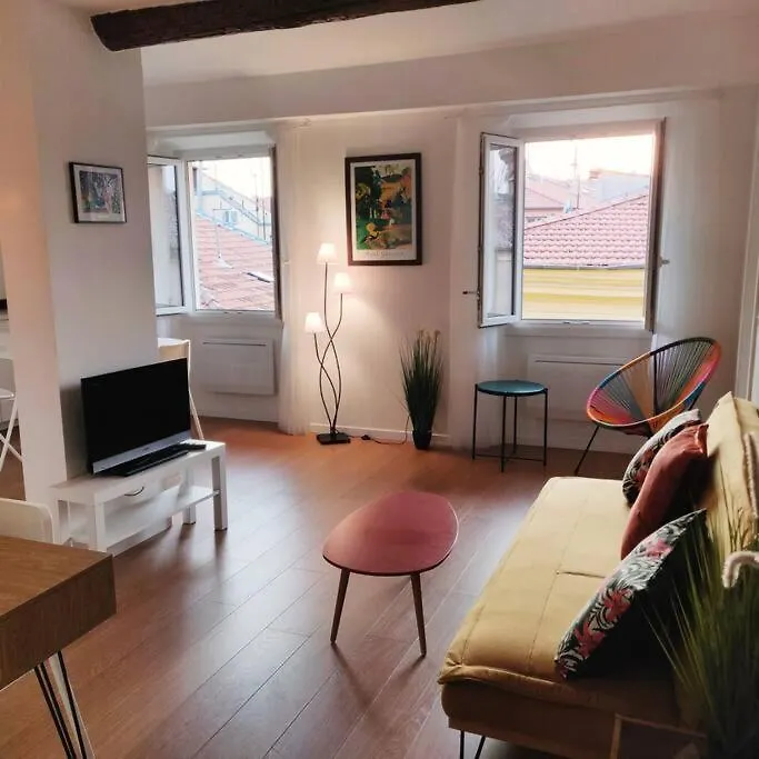 Au Coeur Du Vieux Nice: Charmant Logement Pour 4 0*, Nicea Francja
